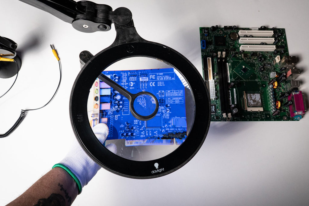 iQ ESD & UV Magnifier
