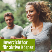 Zwei Menschen joggen im Freien und lächeln in Sportkleidung inmitten grüner Bäume. Auf dem grünen Banner steht der folgende deutsche Text: Unverzichtbar für aktive Körper – Magnesium (Bio) von gse.organic.supplements unterstützt Muskeln und Knochen durch natürliches Magnesium.