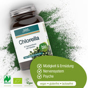 Eine geöffnete Flasche Naturland Bio Chlorella (Tabletten) von gse.organic.supplements ist mit grünem Pulver und Tabletten abgebildet, mit Bio-, Vegan-, Glutenfrei-Etikett und Vitamin B12-Vorteilen für Energie, Nerven, Psyche, plus Zertifizierungssymbolen.