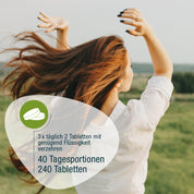 Eine Frau mit langen braunen Haaren steht mit erhobenen Armen in einem Feld. Deutscher Text überlagert Dosierungsangaben: gse.organic.supplements Naturland Bio Chlorella (Tabletten)-vegan, 3x täglich, 2 Tabletten; 40 Portionen/240 Tabletten.