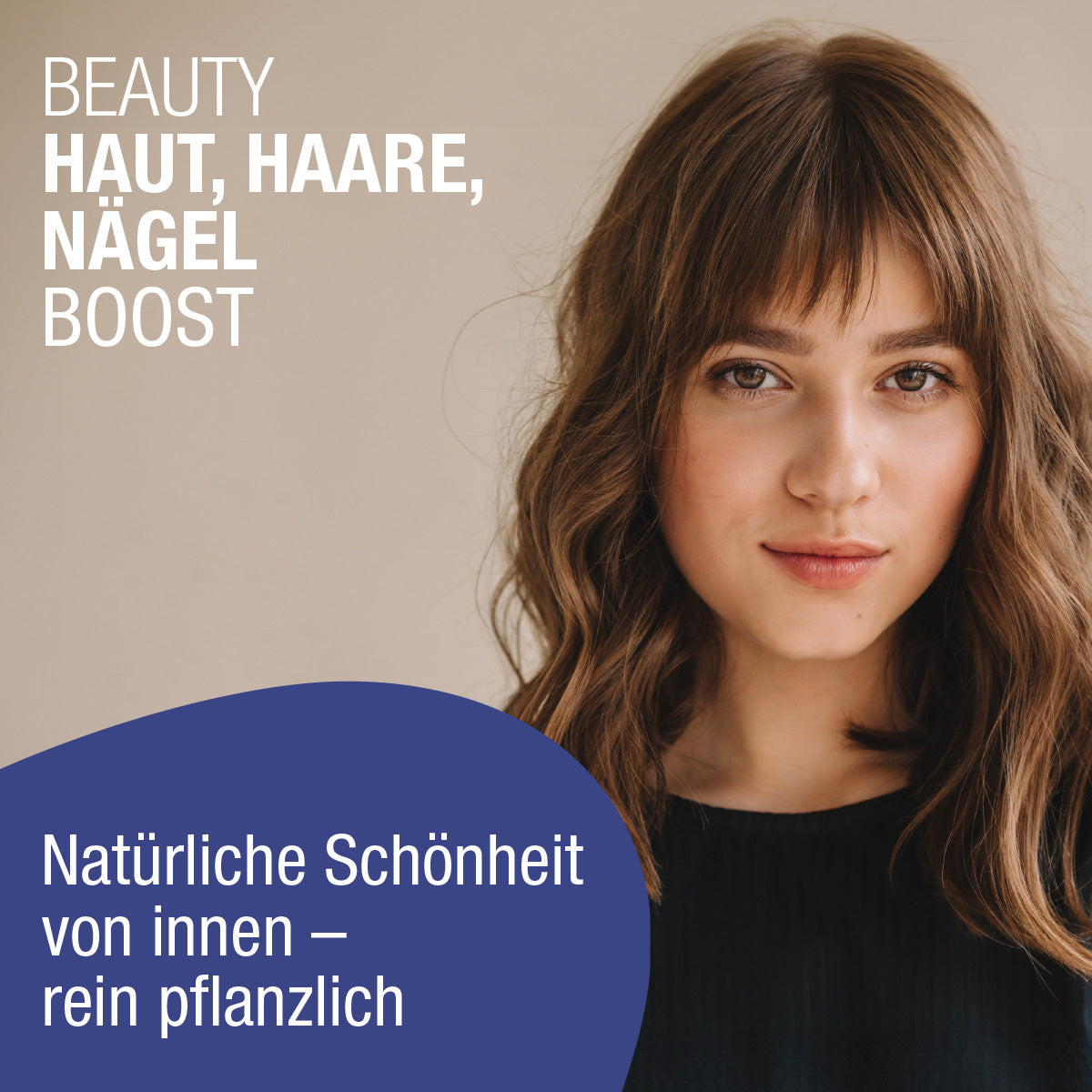 Eine junge Frau mit langen, gewellten braunen Haaren und Pony schaut in die Kamera. Text: Beauty Haut, Haare, Nägel Boost (Bio) von gse.organic.supplements - Natürliche Schönheit mit pflanzlichen Bio-Mikronährstoffen von innen stärken.
