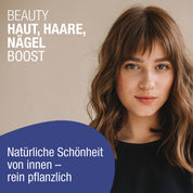 Eine junge Frau mit langen, gewellten braunen Haaren und Pony schaut in die Kamera. Text: Beauty Haut, Haare, Nägel Boost (Bio) von gse.organic.supplements - Natürliche Schönheit mit pflanzlichen Bio-Mikronährstoffen von innen stärken.
