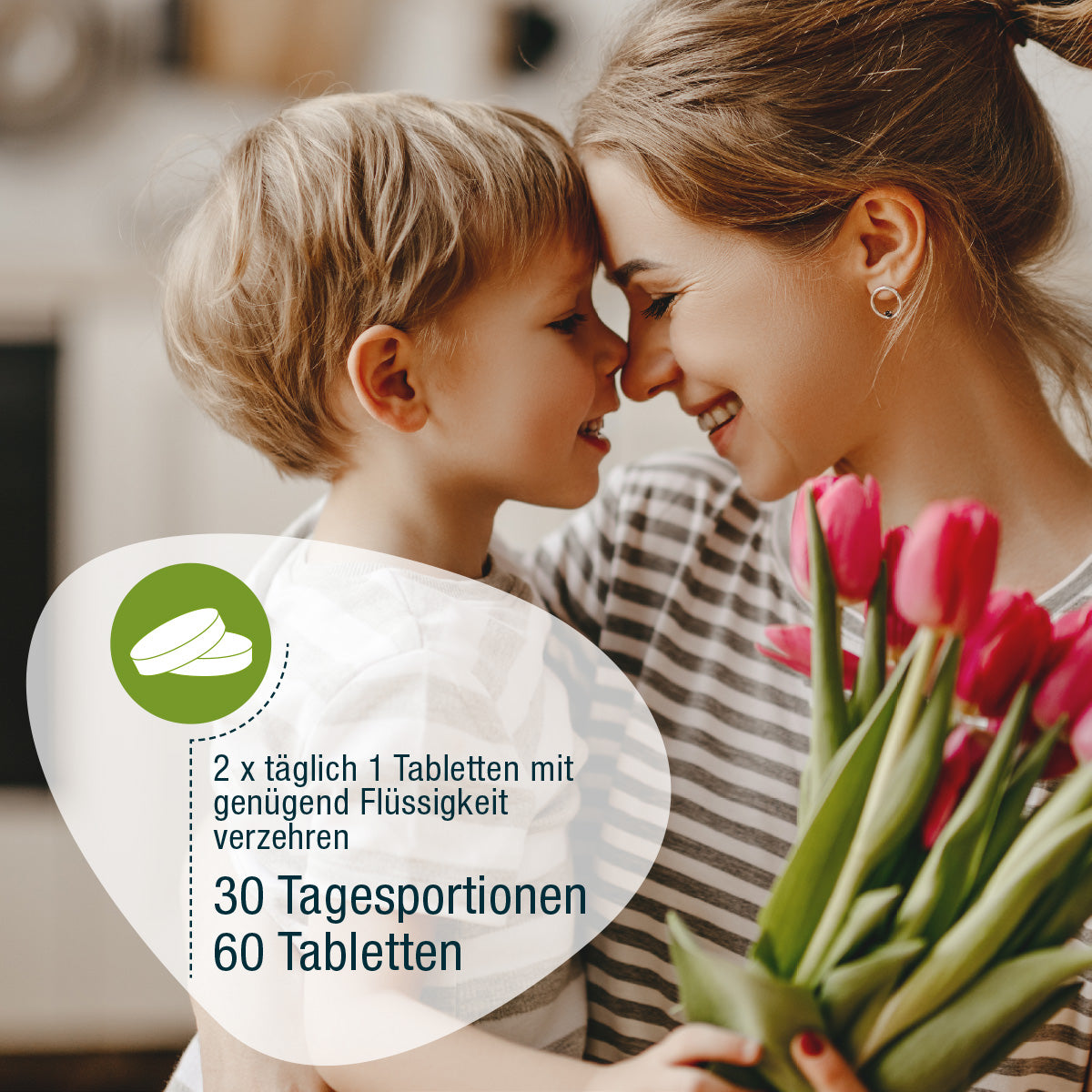 Eine lächelnde Frau mit einem Strauß roter Tulpen berührt die Stirn eines lachenden Jungen. Deutscher Text zeigt Anleitung für gse.organic.supplements Zink Compact (Bio): 2x täglich 1 Tablette, 30 Tagesportionen, 60 Zink Tabletten.