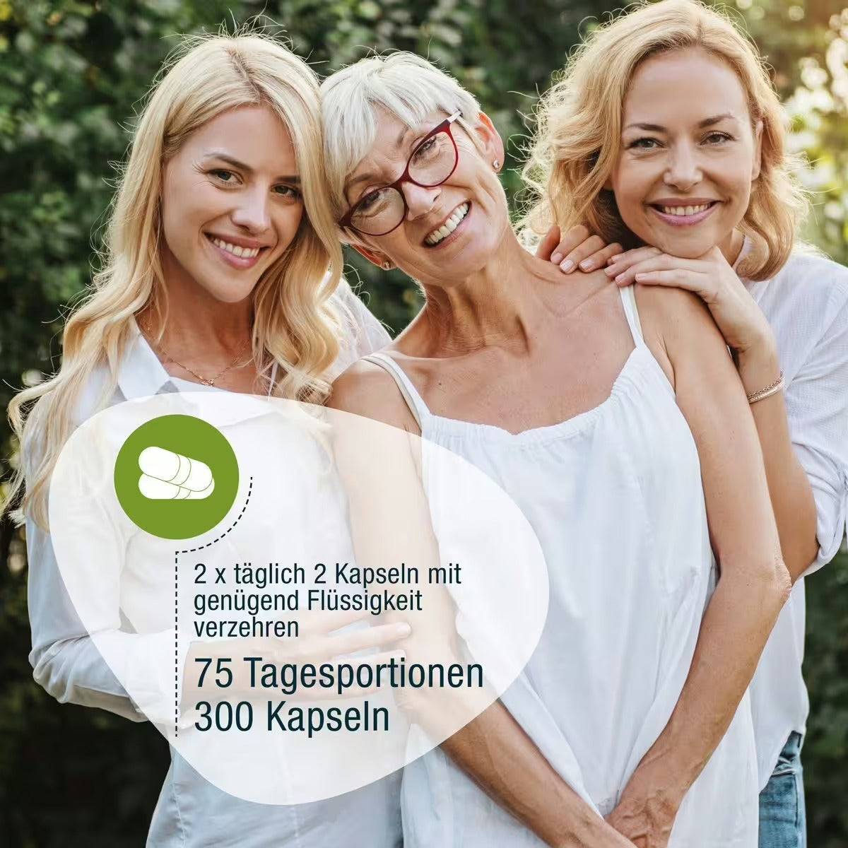 Drei lächelnde Frauen aus drei Generationen stehen dicht beieinander im Freien. Eine Grafiküberlagerung zeigt deutsche Dosierungsanweisungen für Urovit®-Cranberry Kapseln (Bio) von gse.organic.supplements – 75 Tagesportionen, 300 Kapseln.