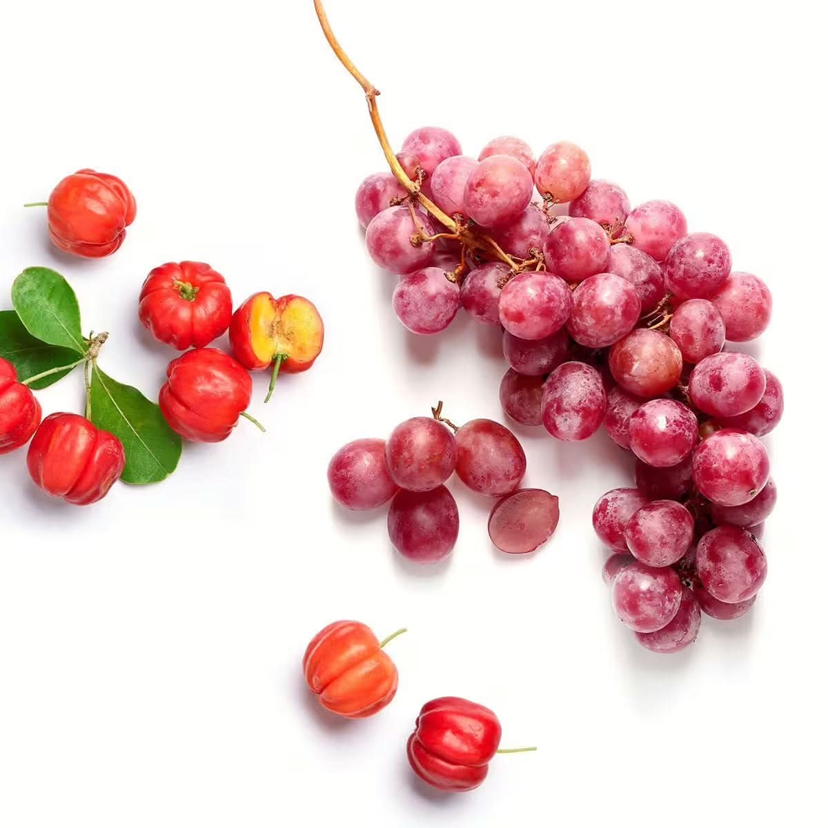 Eine Traube roter Weintrauben und Acerolakirschen (einige mit Blättern, eine aufgeschnitten) auf weißem Grund arrangiert – ideal, um die Vorteile von Vino C® – OPC (Bio) von gse.organic.supplements zu präsentieren.
