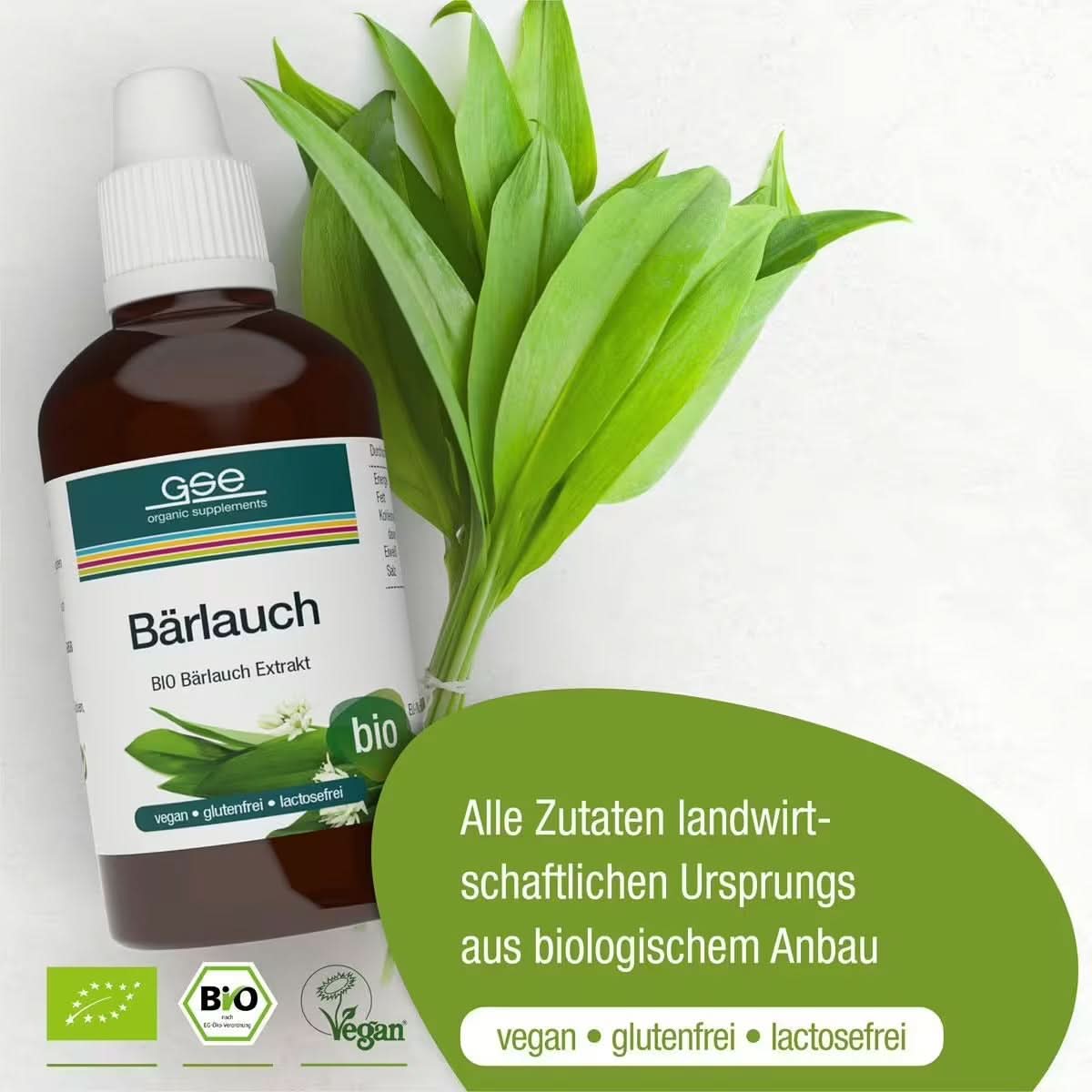 Eine braune Flasche Bärlauch-Extrakt (Bio) von gse.organic.supplements steht neben Bärlauchblättern. Der vegane, glutenfreie und laktosefreie Extrakt wird aus rein biologischen Zutaten hergestellt und ist ideal für Entschlackungskuren.