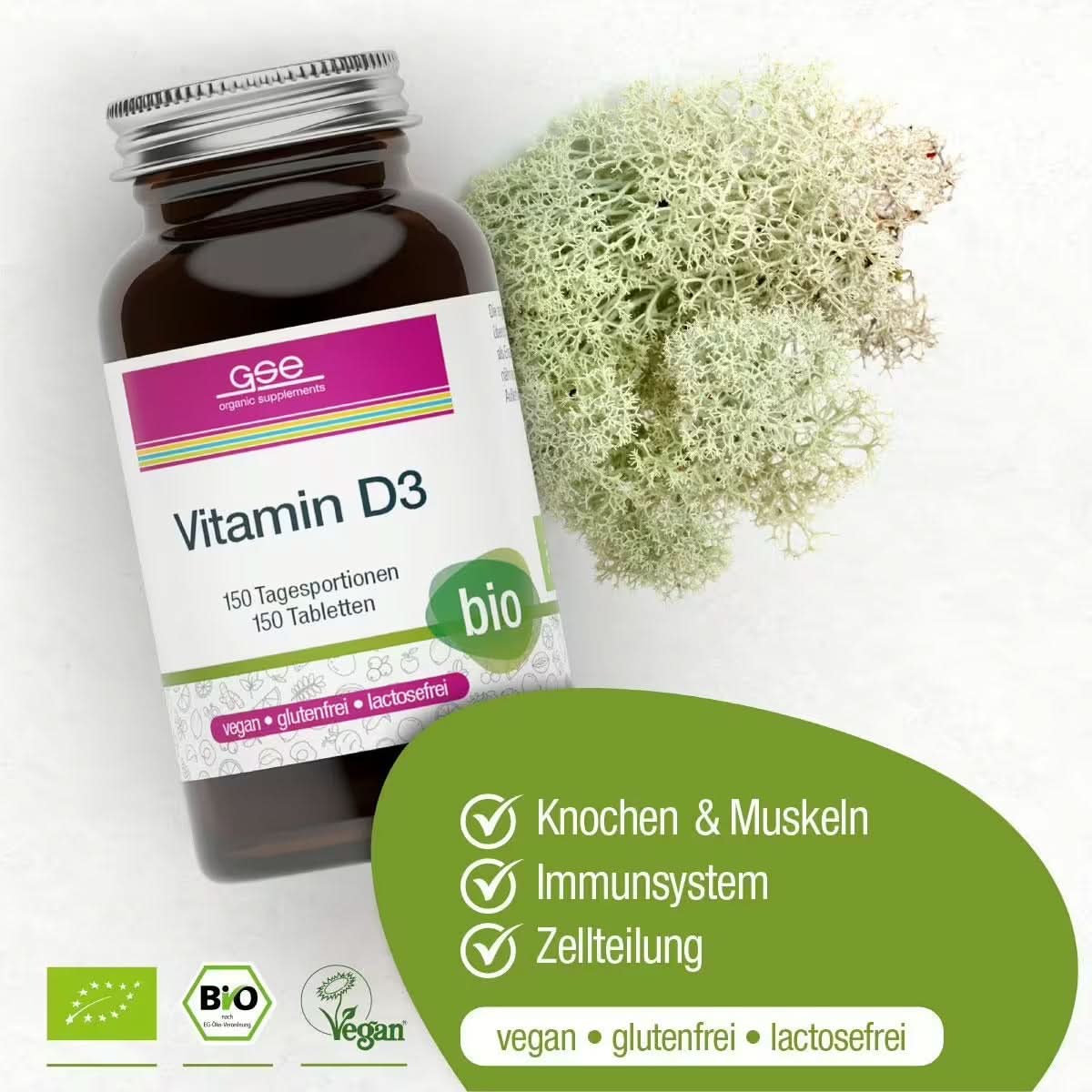 Eine Flasche Vitamin D3 Compact (Bio) von gse.organic.supplements steht neben Lichen. Das Etikett weist darauf hin, dass es vegan, gluten- und laktosefrei sowie biozertifiziert ist und die positiven Auswirkungen von Sonnenvitamin auf Knochen, Muskeln, Immunsystem und Zellteilung hervorhebt.